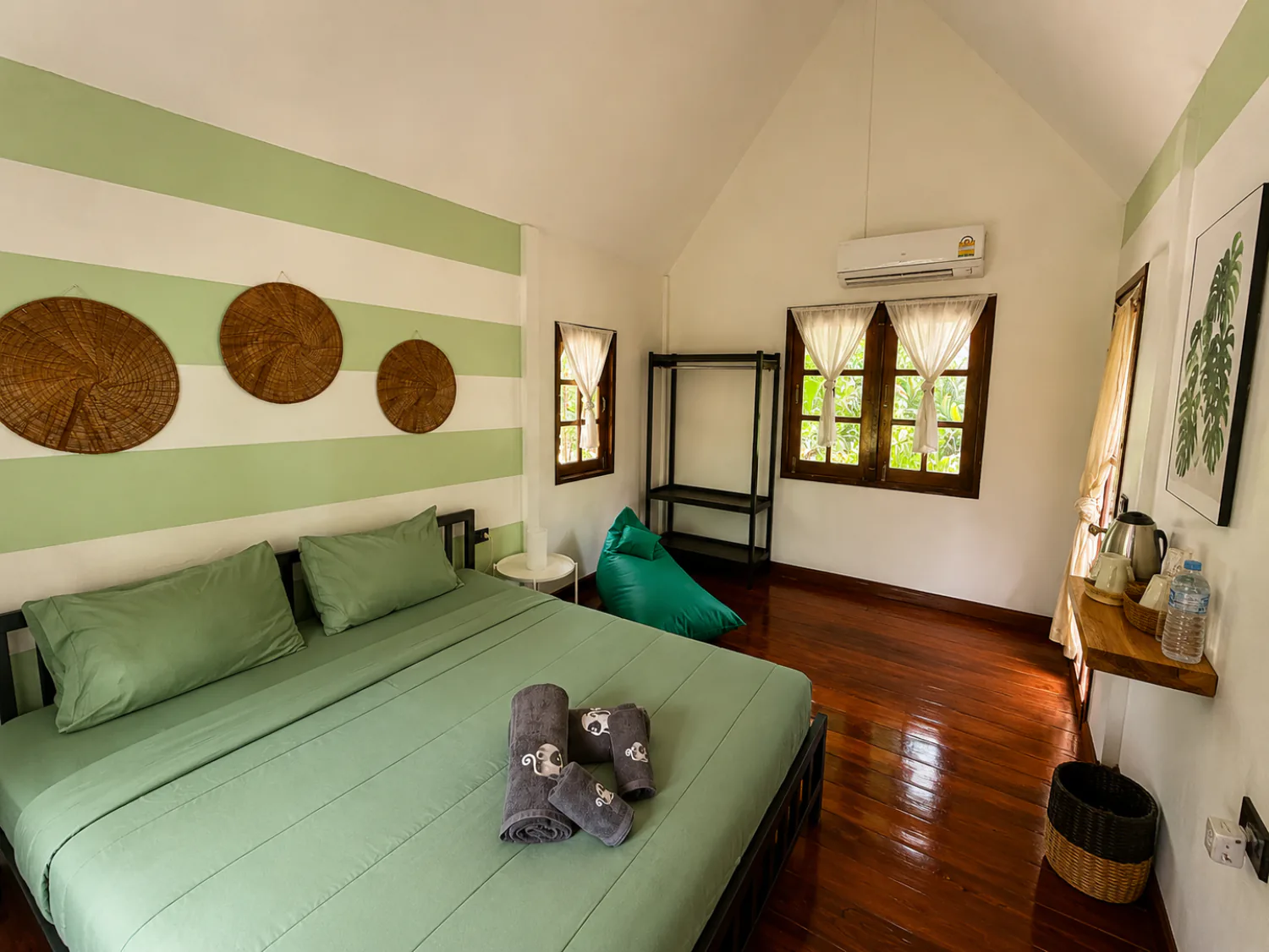 มุมภายในอีกด้านของบังกะโลกลางสวน แสดงวัสดุธรรมชาติและผังห้องที่เปิดโล่ง