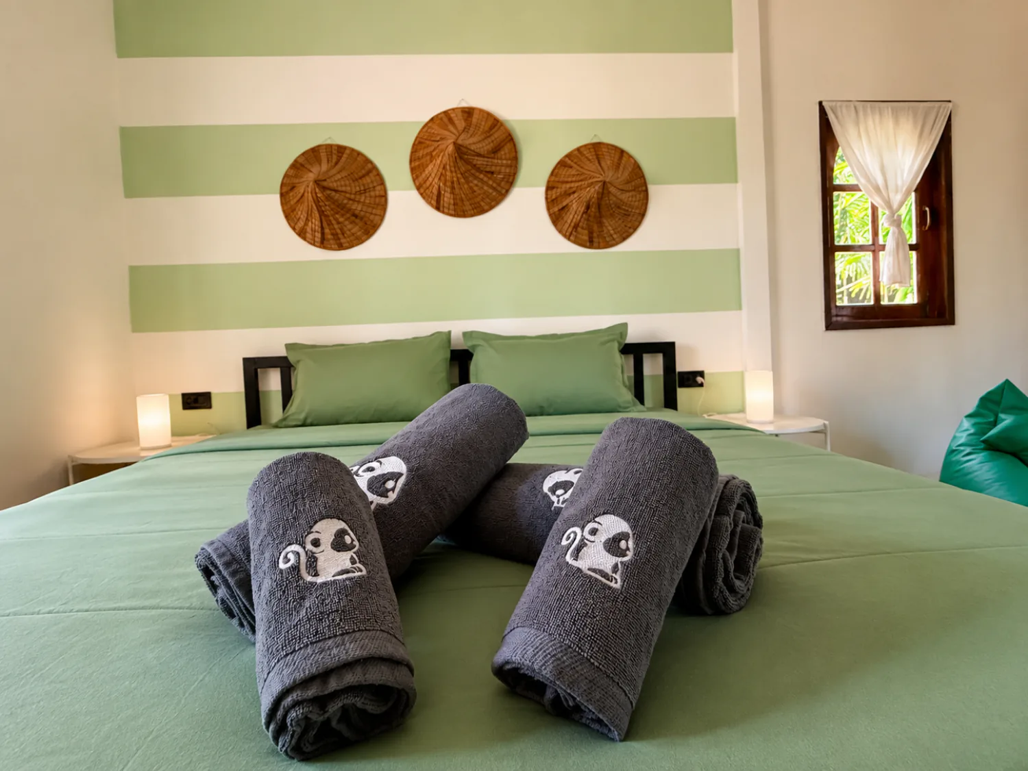 เตียงคิงไซซ์ภายในบังกะโลกลางสวนที่ Vanara Retreat