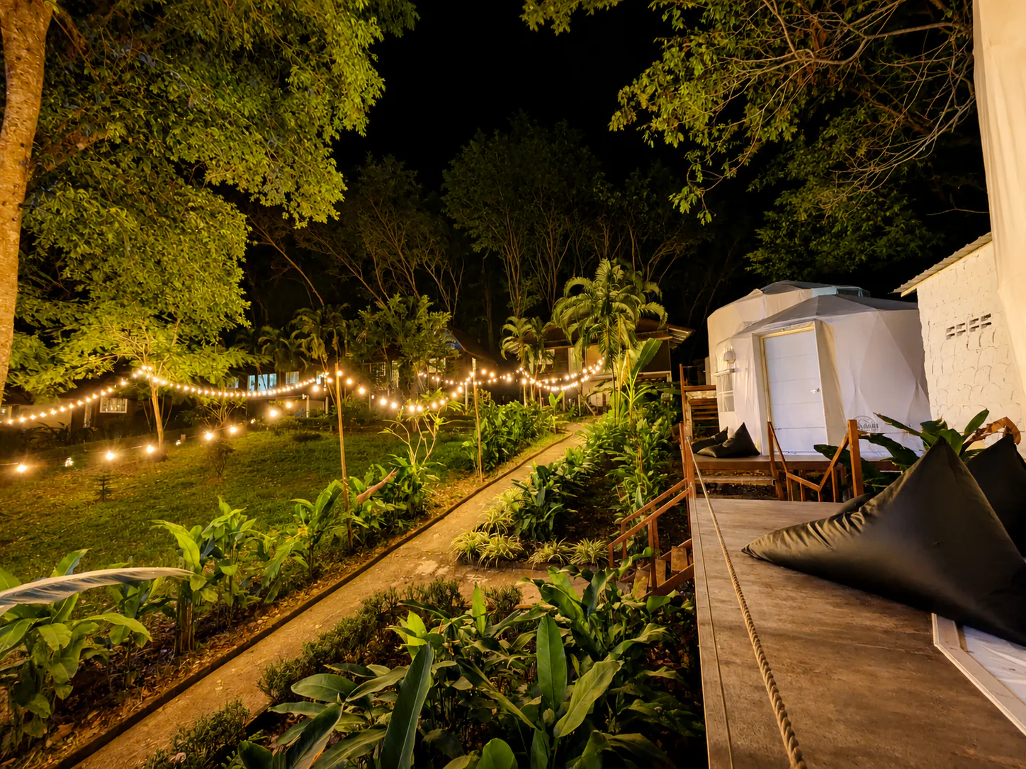 แสงและบรรยากาศกลางคืนที่ Vanara Retreat