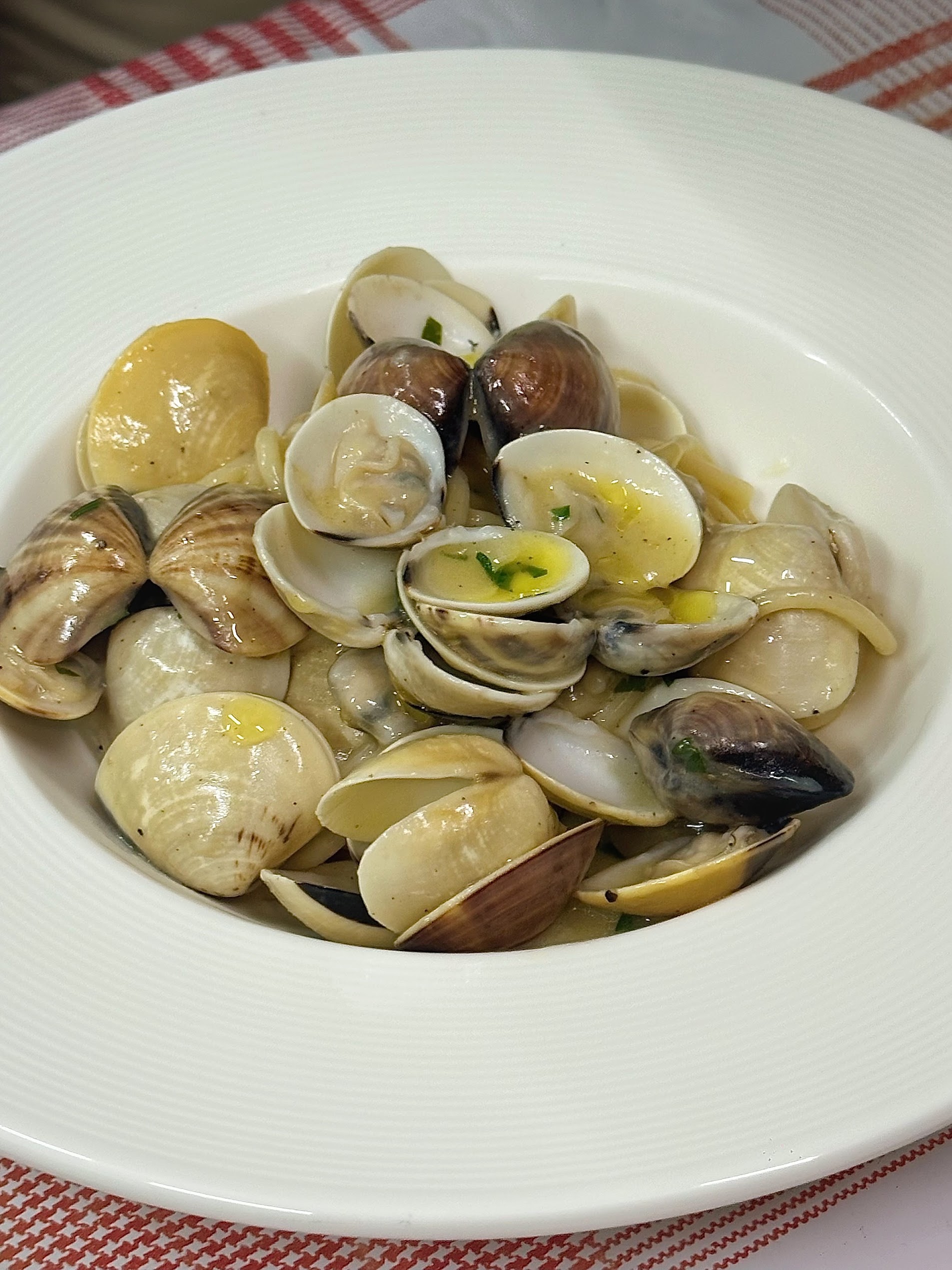 Spaghettoni alle vongole with clams