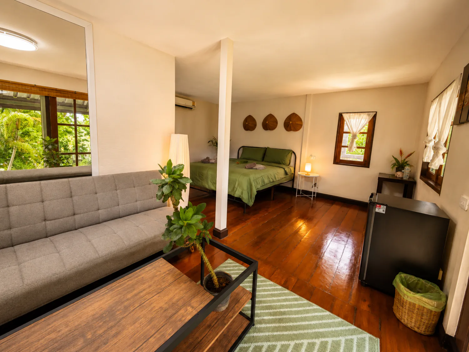 พื้นที่นอนเตียงคิงไซซ์ภายในวิลลากลางสวนที่ Vanara Retreat