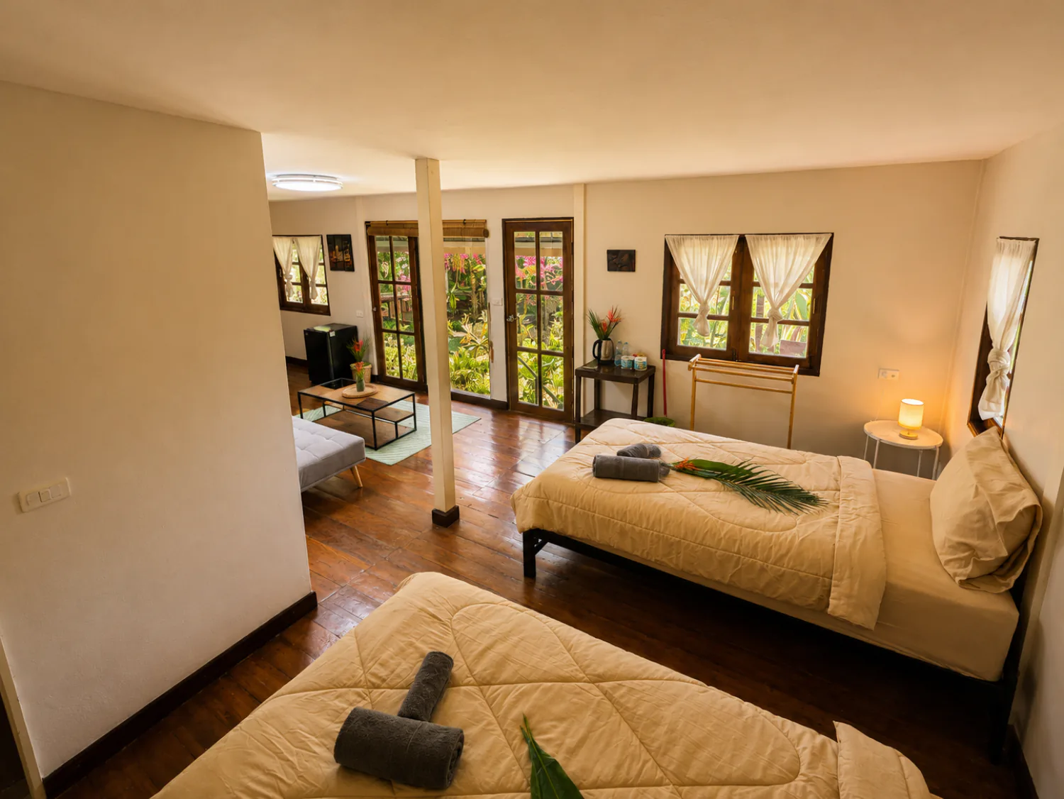 พื้นที่นอนเตียงเดี่ยว 2 เตียงภายในวิลลากลางสวนที่ Vanara Retreat