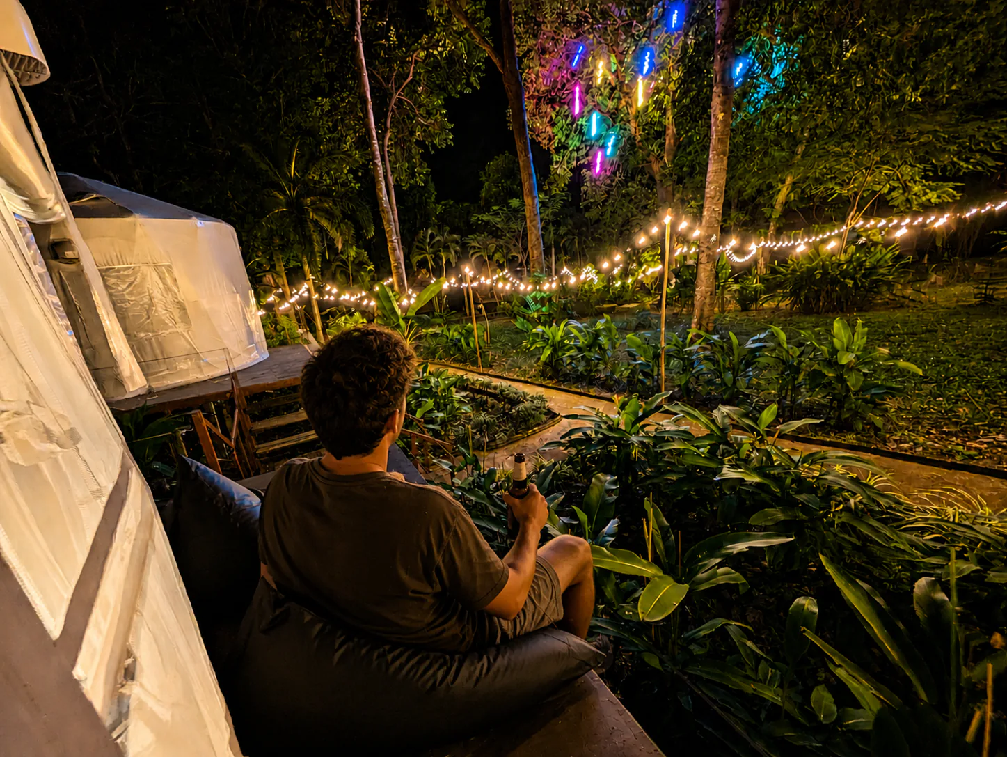 ดาดฟ้าส่วนตัวของเยิร์ตในยามค่ำที่ Vanara Retreat