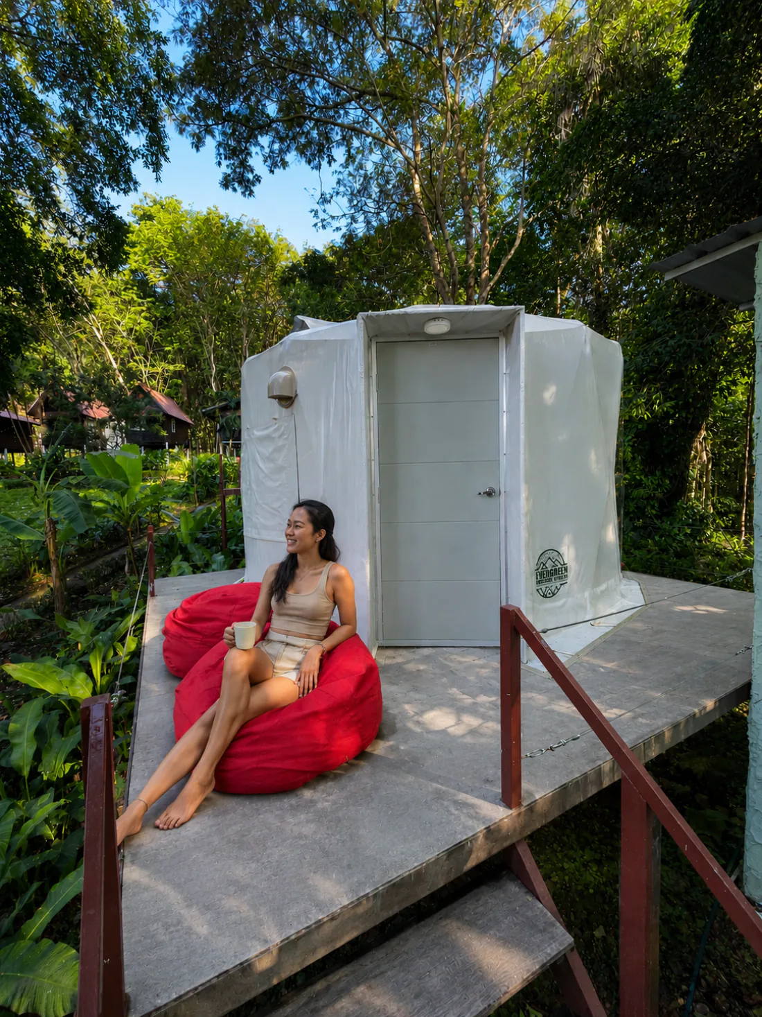 มุมนั่งเล่นเตี้ยและพื้นที่พักผ่อนในเยิร์ตที่ Vanara Retreat